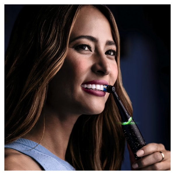 Periuta de dinti electrica Oral-B iO10 cu incarcator iOSense, Tehnologie Magnetica si Micro-Vibratii, Inteligenta artificiala, Display led, Senzor de presiune Smart, 7 moduri, 1 capat, Suport rezerve, Trusa de calatorie cu incarcator, Negru