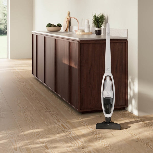Aspirator vertical 2 in 1 ELECTROLUX Seria 300 ES31CB18SH, 18V, 2000 mAh Li-Ion, autonomie pana la 45 min, 2 viteze, perie turbo electrica, duza pentru spatii inguste, alb