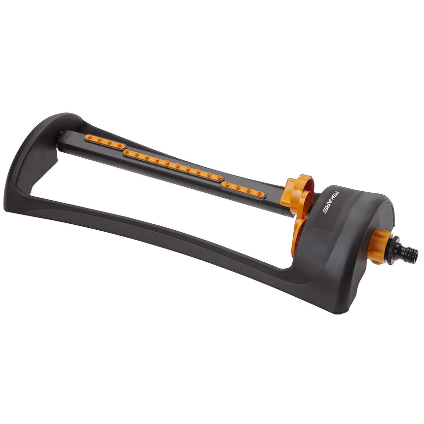 Aspersor economic Fiskars, acoperire 150 - 300 mp, 18 duze de udare, corp metalic