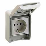 Priza simpla cu impamantare Schneider Electric PratiKa 81141, 65x85 mm, gri, montaj aplicat, pentru tablouri organizare electrica Santier, IP65