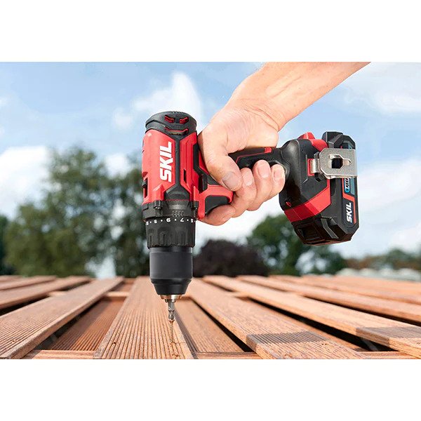 Masina de gaurit si insurubat (bormasina) SKIL 3010 BA, 20V, 2.5Ah, 1450RPM, Mandrina Rapida 13mm, Incarcator + 2 Acumulatori, Negru-Rosu