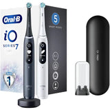 Set 2 x Periuta de dinti electrica Oral-B iO7 cu Tehnologie Magnetica si Micro-Vibratii, Inteligenta artificiala, Display led interactiv, Senzor de presiune Smart, Timer vizibil, 5 moduri, 1 incarcator magnetic, 1 Trusa de calatorie, Negru/Alb